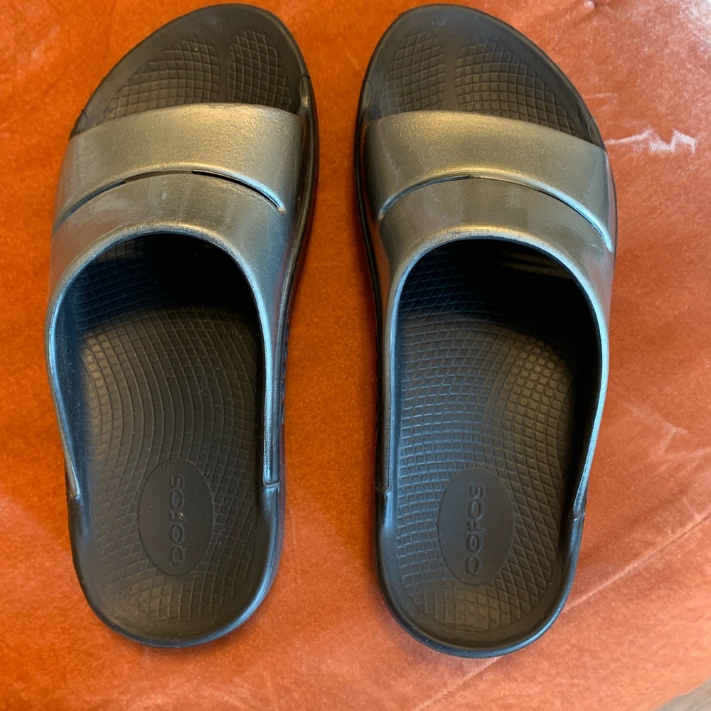 OOFOS SLIDES W9. M7 like new